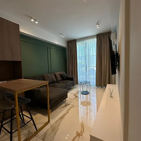 Skyline Apartment *