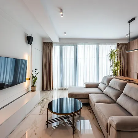 Skyline Apartment *