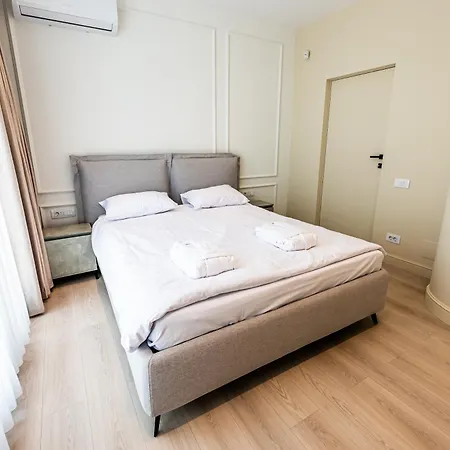 Skyline Apartment *