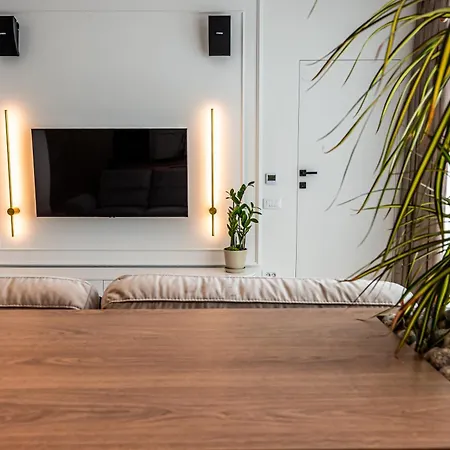 Skyline Apartment *